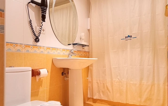 bathroom of the twin room with 2 beds